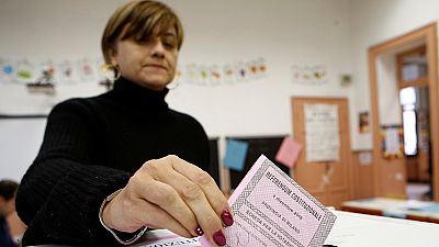 الناخبون الايطاليون يتوافدون الى صناديق الاقتراع للاستفتاء حول الاصلاح الدستوري