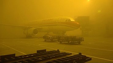Nevoeiro denso e poluição tomam conta de várias cidades chinesas