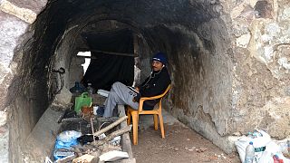 Λέσβος: Μετανάστες βρίσκουν καταφύγιο στο κάστρο της Μυτιλήνης