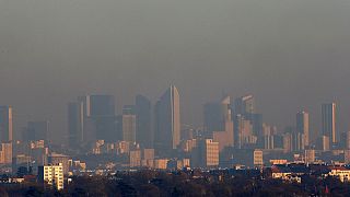 Smog in Paris as pollution levels soar
