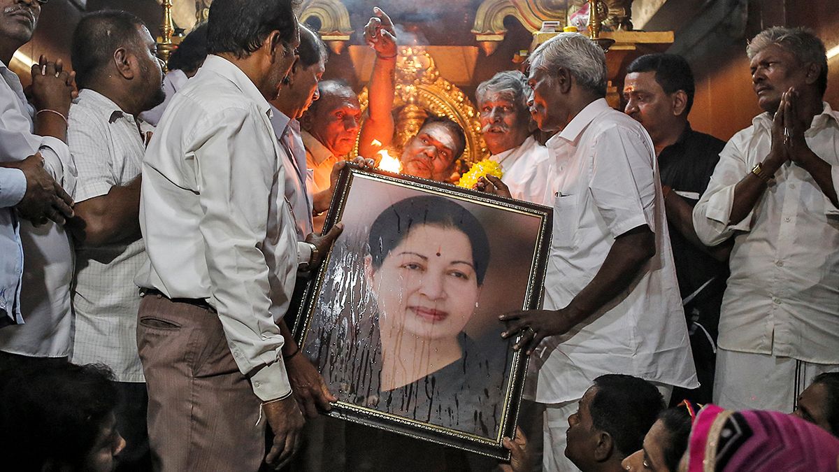 India in lacrime per la morte della governatrice ed ex attrice Jayalalithaa