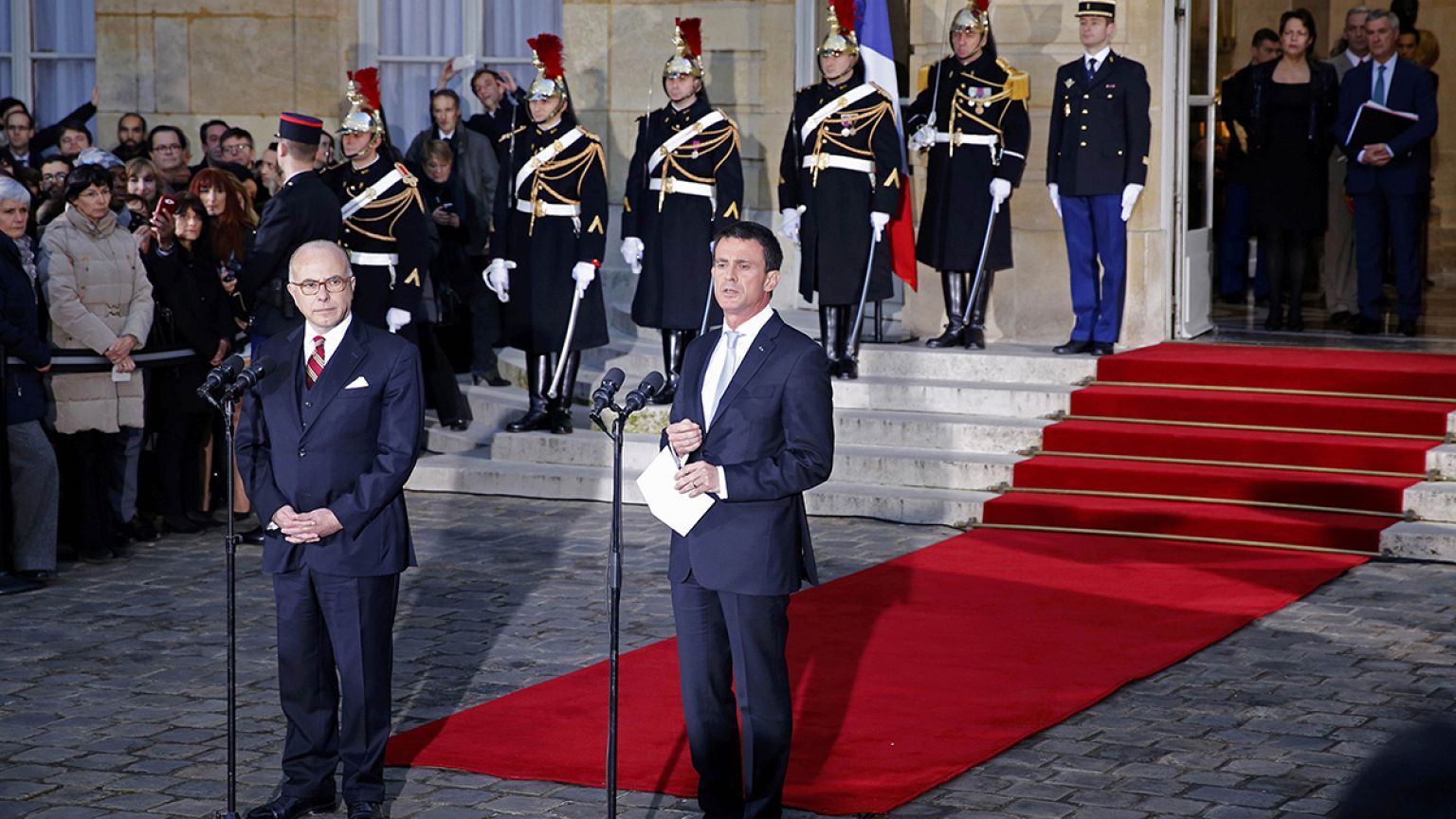 Passation de pouvoir à Matignon entre Manuel Valls et Bernard Cazeneuve