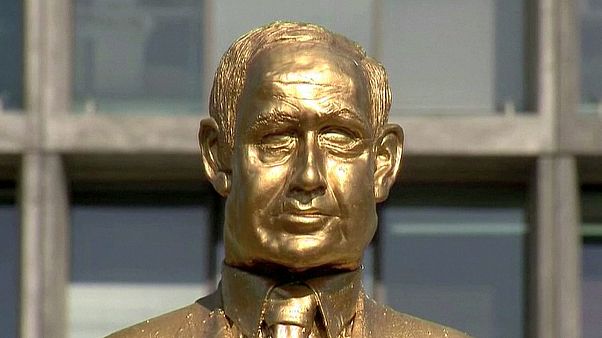 Israele. Compare a Tel-Aviv statua in oro di Bibi Netanyahu Israele. Compare a Tel-Aviv statua in oro di Bibi Netanyahu