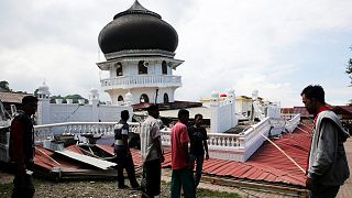 Death toll rises in Indonesia 'quake, with dozens feared trapped