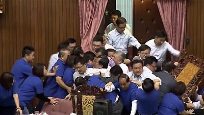 Tayvan meclisindeki kavga üç vekili hastanelik etti