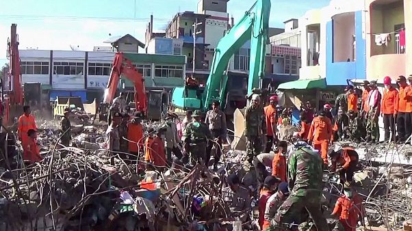 اندونزی؛ جستجو برای یافتن گرفتار شدگان زیر آوار ادامه دارد اندونزی؛ جستجو برای یافتن گرفتار شدگان زیر آوار ادامه دارد