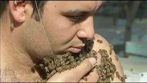 Imker mit Bart aus Bienen