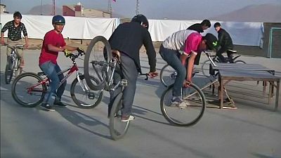 تمرین دوچرخه سواری برای دختران و پسران افغان