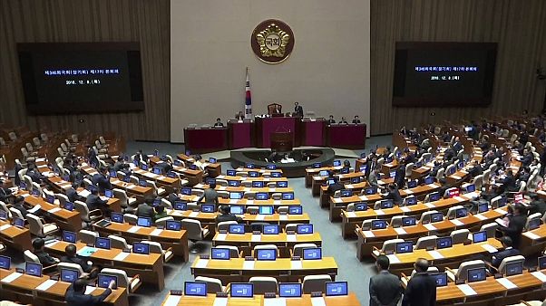 El Parlamento surcoreano presenta la moción para destituir a la presidenta por corrupción El Parlamento surcoreano presenta la moción para destituir a la presidenta por corrupción