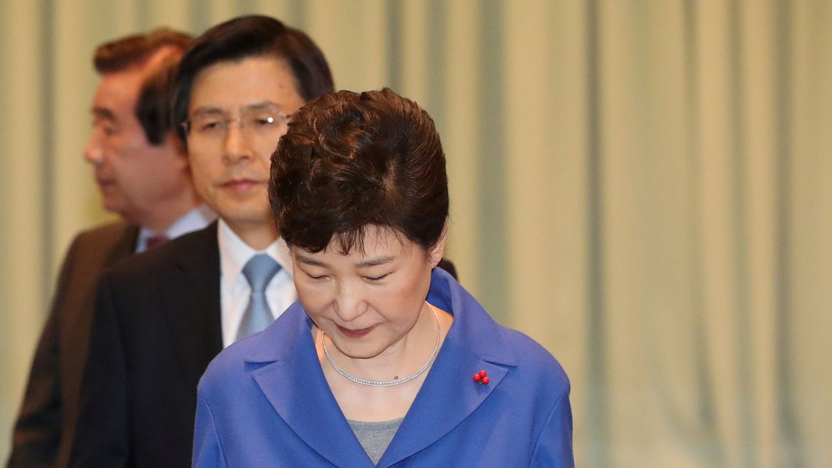 Парламент Южной Кореи вынес импичмент президенту