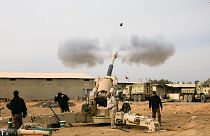 Az iraki tüzérség az Iszlám Állam állásait lövi Moszultól délkeletre