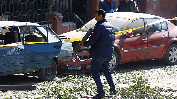 مقتل 6 من رجال الشرطة في انفجار استهدف حاجزا أمنيا في القاهرة مقتل 6 من رجال الشرطة في انفجار استهدف حاجزا أمنيا في القاهرة
