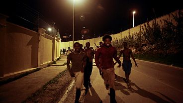مهاجرون أفارقة يقتحمون السياج الحدودي لجيب سبتة الإسباني في شمال المغرب