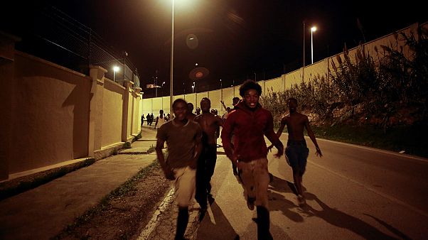 Cientos de inmigrantes africanos entran a Ceuta Cientos de inmigrantes africanos entran a Ceuta