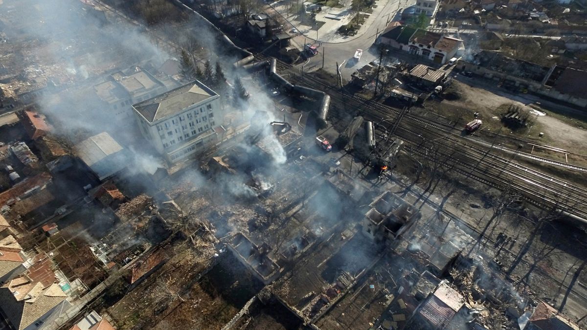 Bulgaria: lo scoppio di vagoni cisterna provoca un colossale incendio. Vittime
