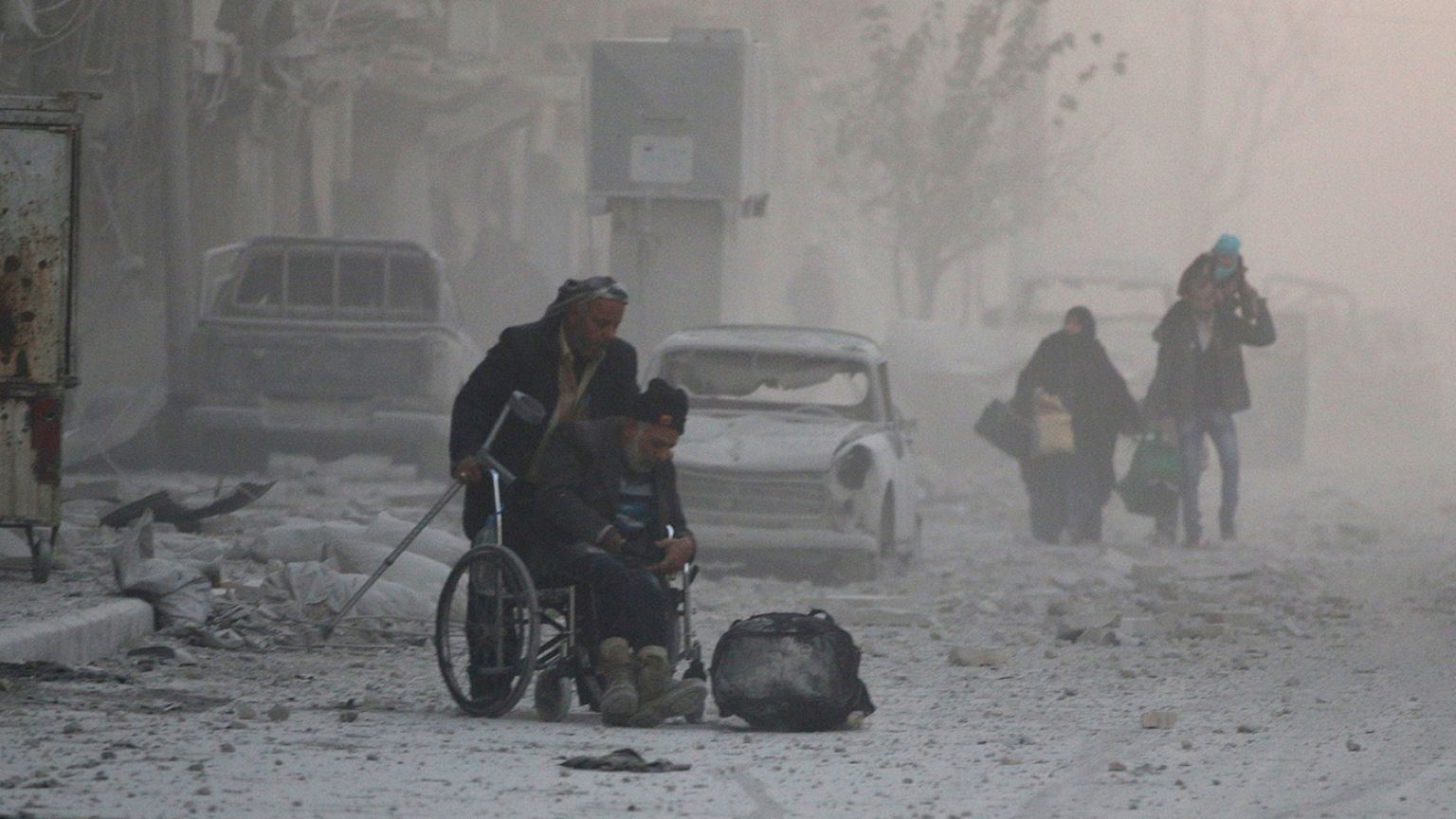 Rusya Halep'in doğusunda 20 bin kişinin kenti terk ettiğini duyurdu