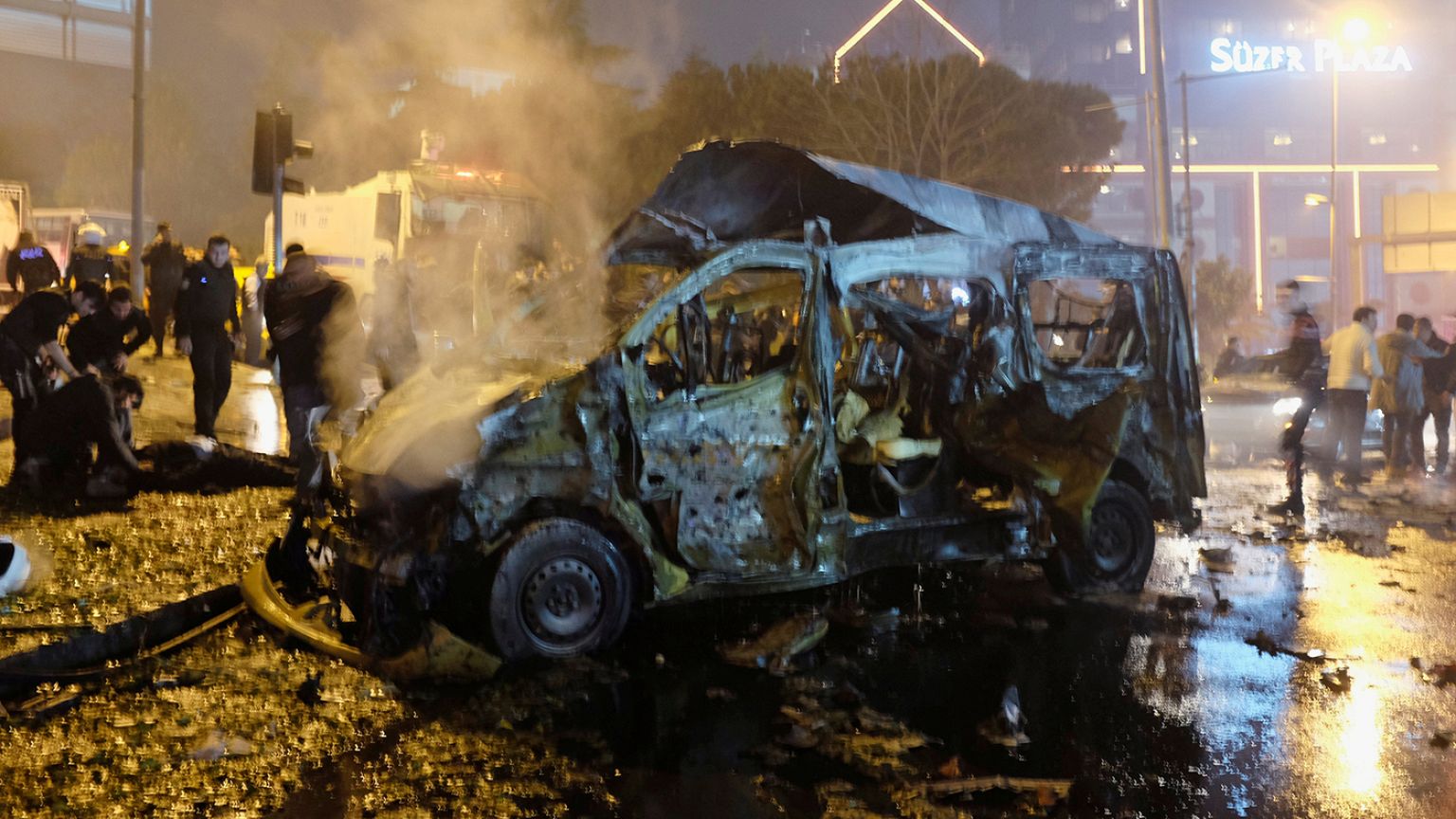 Al menos 29 muertos y más de 160 heridos en un doble atentado en el centro de Estambul