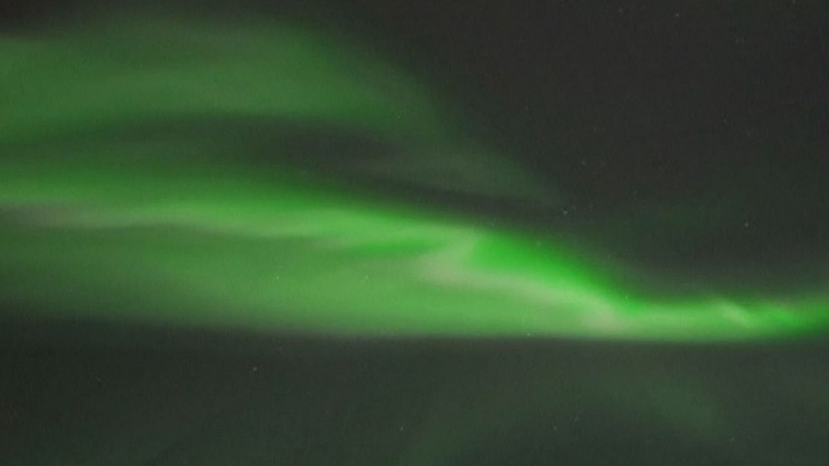Aurora boreal tinge o céu de verde esmeralda