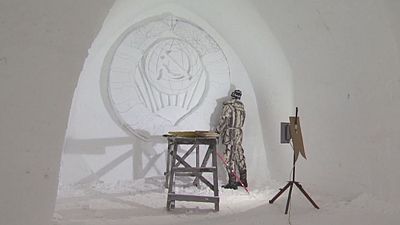 Γλυπτά από πάγο δημιουργούν καλλιτέχνες στη Ρωσία