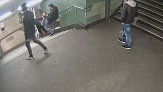 Video: Berlin metrosunda acımasız saldırı