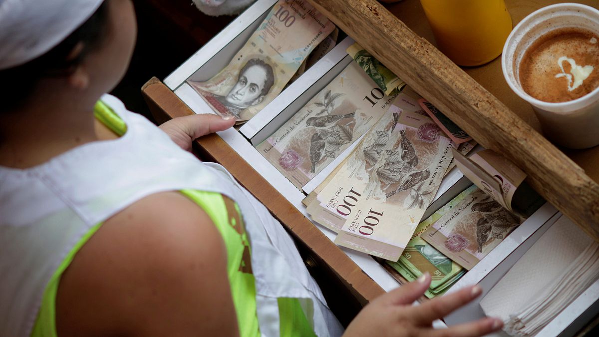 Венесуэла изымает из обращения купюру в 100 боливаров