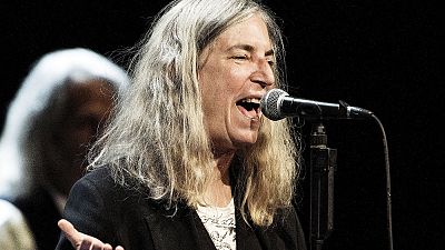 Patti Smith blanks out during Nobel Prize performance