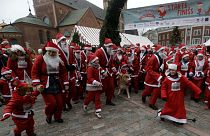 Avrupa sokaklarında Noel Babalar