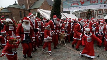 Des milliers de Pères Noël courent à Riga et en région parisienne