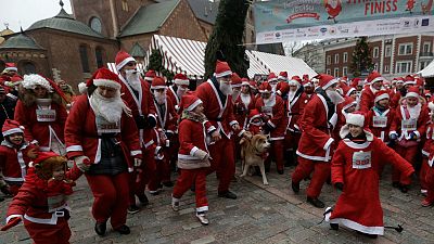Des milliers de Pères Noël courent à Riga et en région parisienne