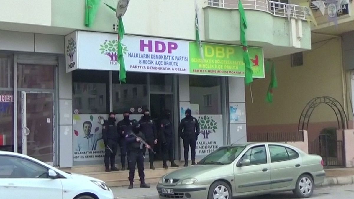 تركيا تعتقل أعضاء في حزب مؤيد للأكراد بعد تفجيري إسطنبول