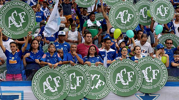 La liga brasileña rinde tributo al Chapecoense en la última jornada del campeonato La liga brasileña rinde tributo al Chapecoense en la última jornada del campeonato