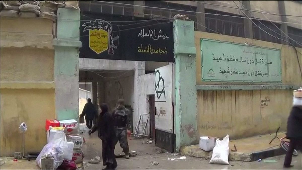 Χαλέπι: Ανακαλύπτουν τρόφιμα στις εγκαταλελειμμένες αποθήκες των ανταρτών