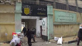 Los vecinos de Alepo entran en los cuarteles de Jaish al Islam buscando comida