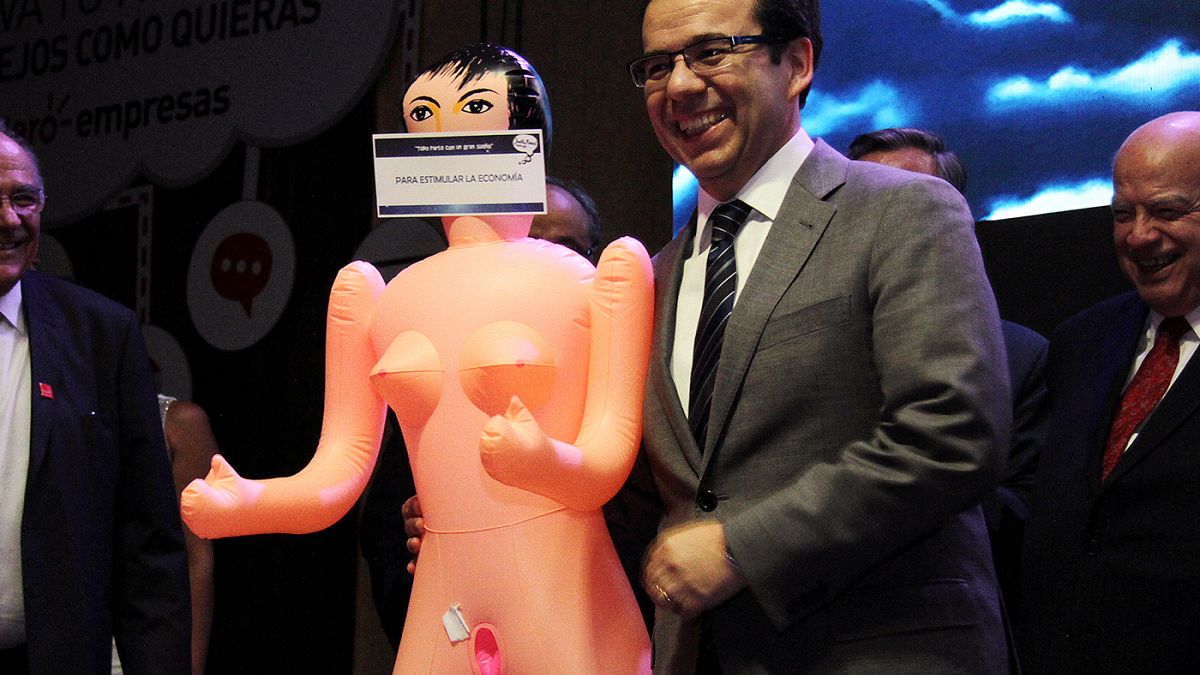 Un empresario regala una muñeca inflable a un ministro chileno
