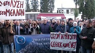 Des Chypriotes grecs et turcs marchent pour la réunification de l'île