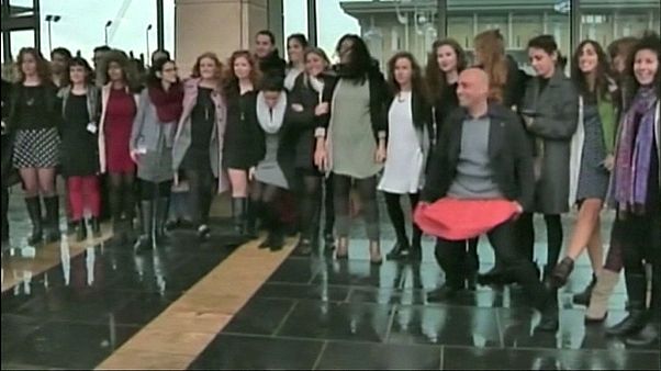 Polémica en el Parlamento israelí por la largura de las faldas de las funcionarias Polémica en el Parlamento israelí por la largura de las faldas de las funcionarias