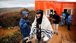 گروهی از یهودیان از خانه های ساخته شده در زمین فلسطینیها خارج نمی شوند