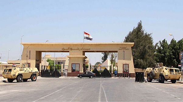 مصر تفتح معبر رفح أمام الحالات الانسانية مصر تفتح معبر رفح أمام الحالات الانسانية