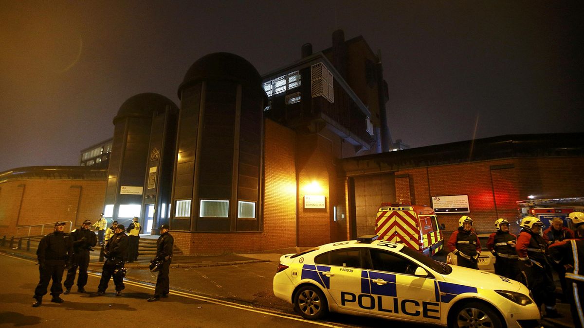 Englische Polizei stürmt nach Gefangenenrevolte Gefängnis in Birmingham