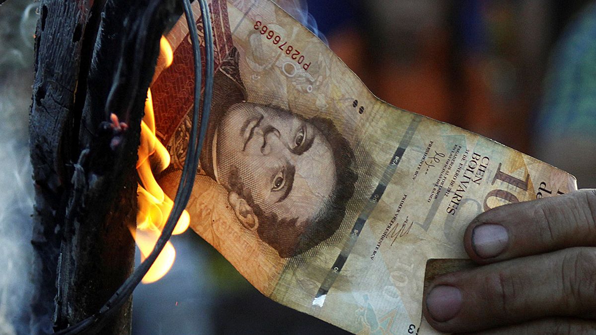 مظاهرات في فنزويلا بسبب اختلالات سَحْبِ ورقة نقدية كثيرة التداول من السوق