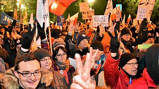 بولندا: احتجاج ليلي أمام البرلمان ضد تقييد الإعلام