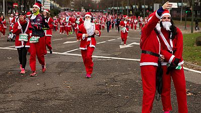 Madrids Weihnachtsmänner: Laufen für einen guten Zweck