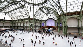 Patinar sobre hielo bajo la cúpula del Grand Palais de París