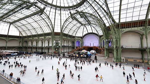 Patinar sobre hielo bajo la cúpula del Grand Palais de París Patinar sobre hielo bajo la cúpula del Grand Palais de París