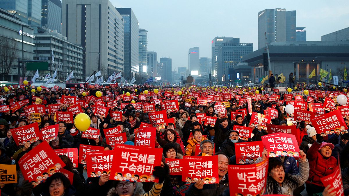 Сеул: красные розы в защиту президента