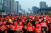 Sul-coreanos saem à rua contra e a favor da destituição da presidente