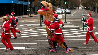 Hilfe für MS-Kranke: Tausende laufen als Weihnachtsmänner durch Madrid