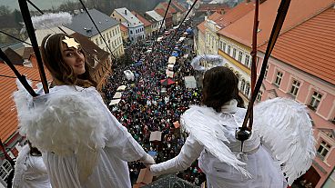 Tschechische Republik: Engel schweben von Kirchtum in die Menge