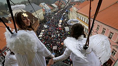 Tschechische Republik: Engel schweben von Kirchtum in die Menge