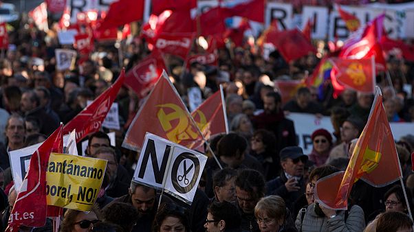 Zehntausende Spanier demonstrieren gegen Sparpolitik der Regierung Zehntausende Spanier demonstrieren gegen Sparpolitik der Regierung